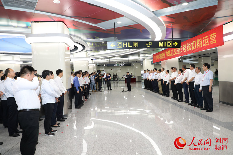 郑州地铁5号线“开门迎客” 乘客可无卡扫码进出全线站点