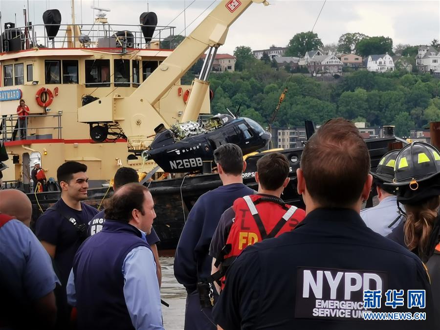 （国际）（4）一架小型直升机坠入纽约哈得孙河